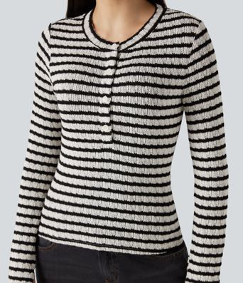 Lässiges T-Shirt mit Henley-Ausschnitt, langen Ärmeln, Daumenlöchern und Streifen