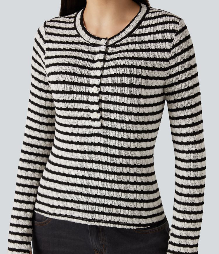 Lässiges T-Shirt mit Henley-Ausschnitt, langen Ärmeln, Daumenlöchern und Streifen