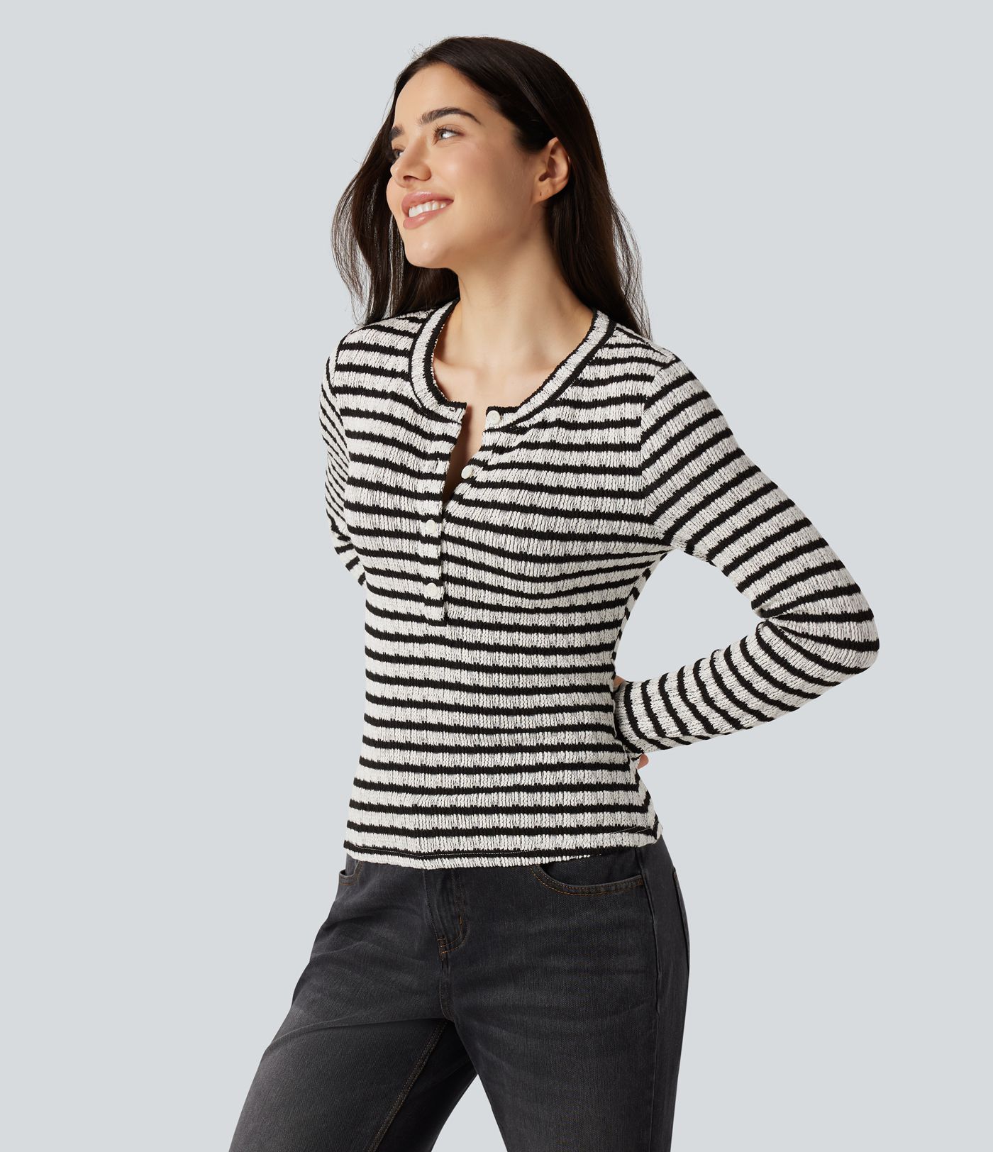 Lässiges T-Shirt mit Henley-Ausschnitt, langen Ärmeln, Daumenlöchern und Streifen