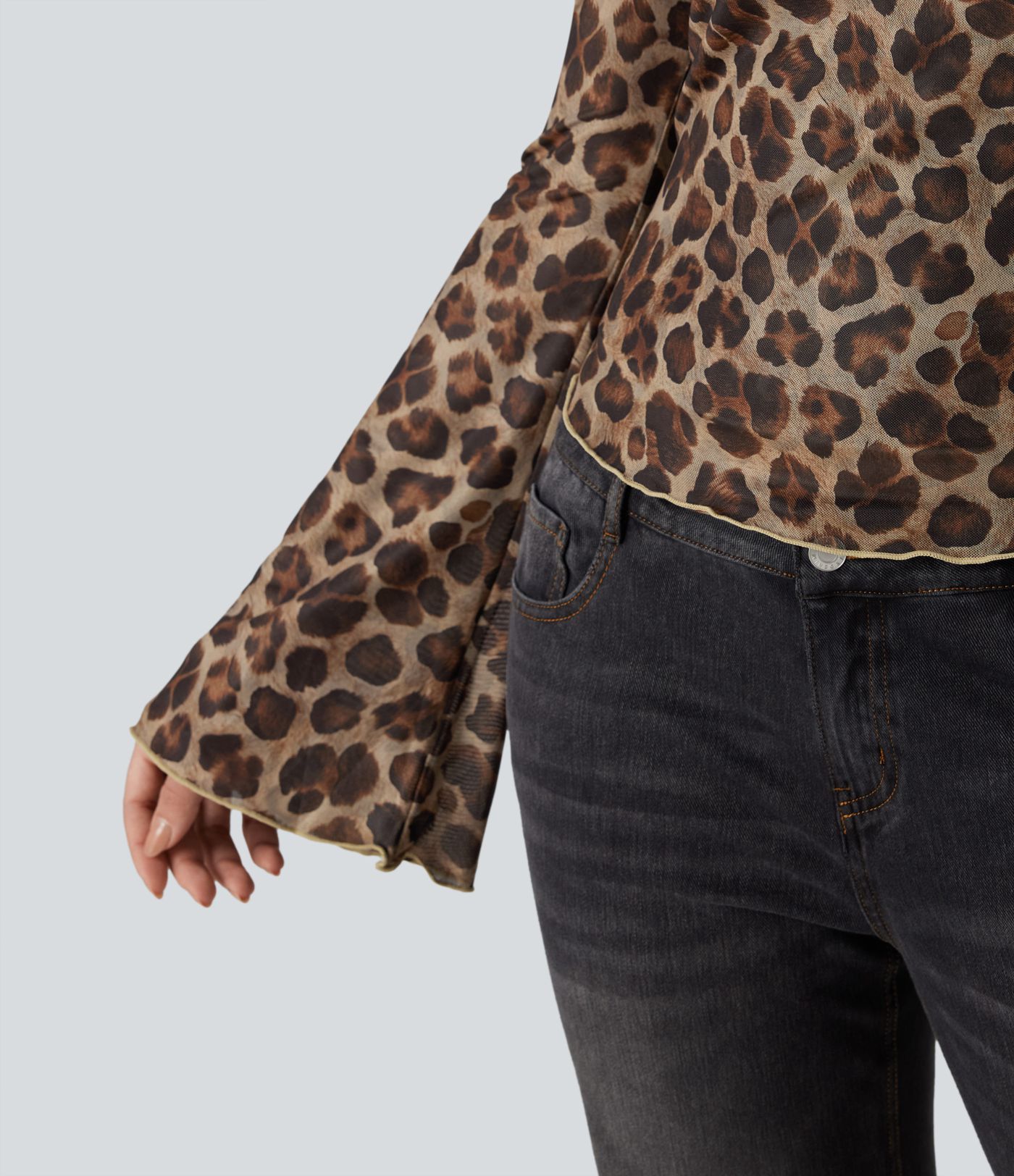 Lässiges, schulterfreies Leopard-Mesh-Top mit langen Ärmeln