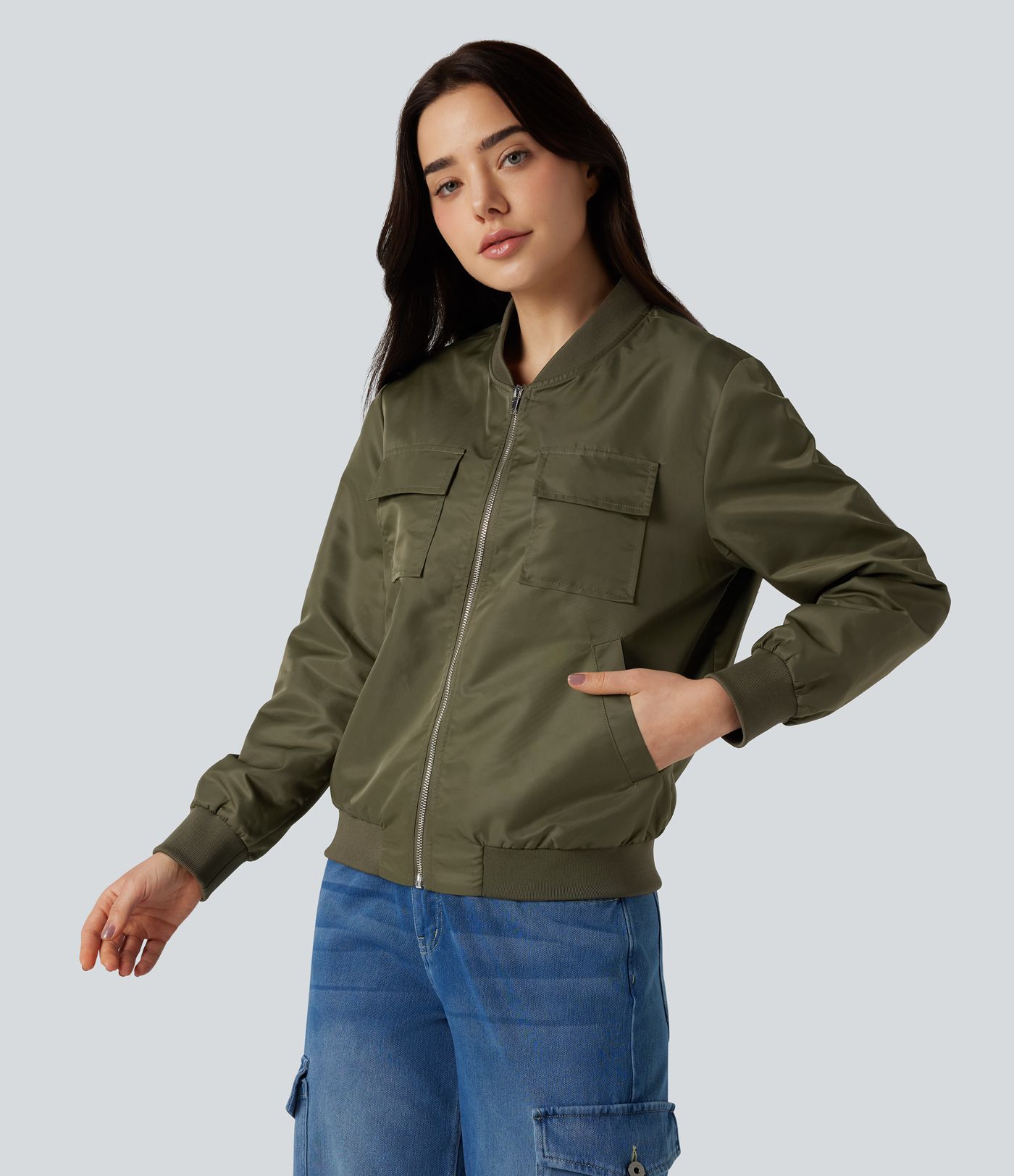 Lässige Bomberjacke mit Stehkragen, mehreren Taschen und langen Ärmeln - wasserabweisend