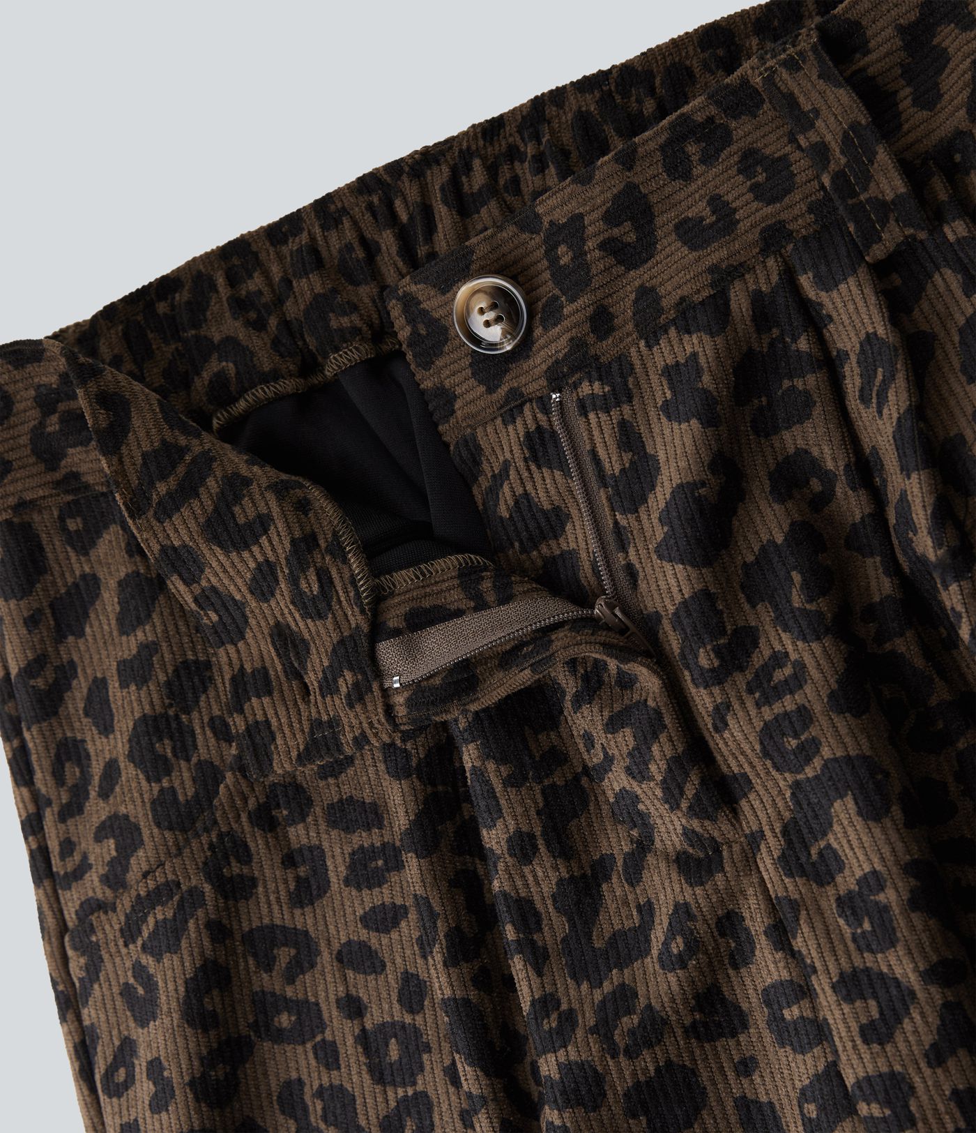 Lässige Cordhose mit mittelhohem Bund, Seitentaschen, Leopardenmuster und geradem Bein