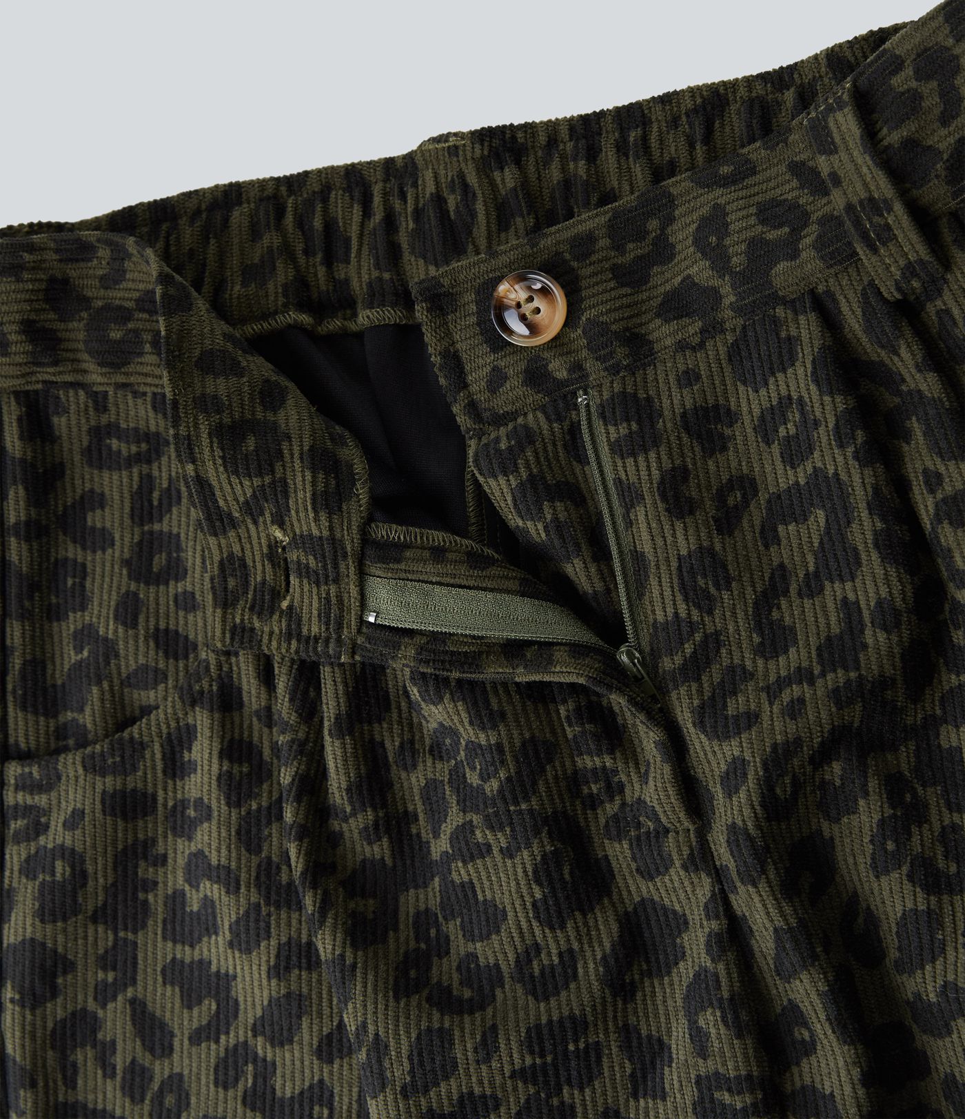 Lässige Cordhose mit mittelhohem Bund, Seitentaschen, Leopardenmuster und geradem Bein