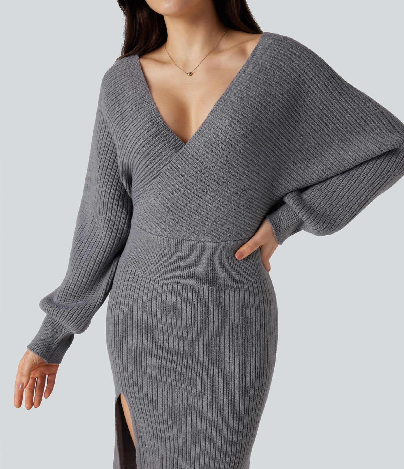 Robe pull mi-longue moulante fendue col V manches chauve-souris longues