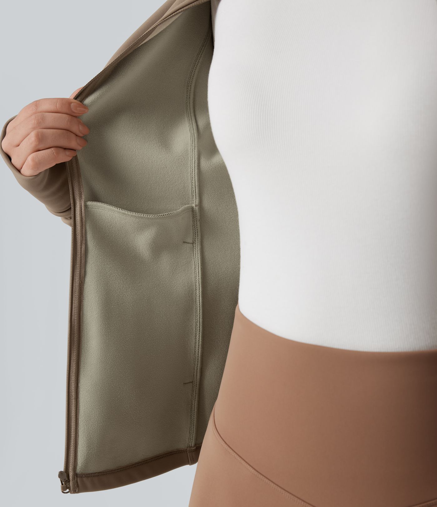 Fleece-Trainingsjacke mit Seitentaschen, langen Ärmeln und Daumenlöchern