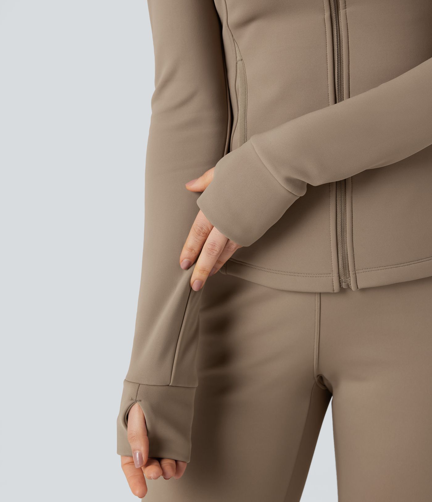 Fleece-Trainingsjacke mit Seitentaschen, langen Ärmeln und Daumenlöchern