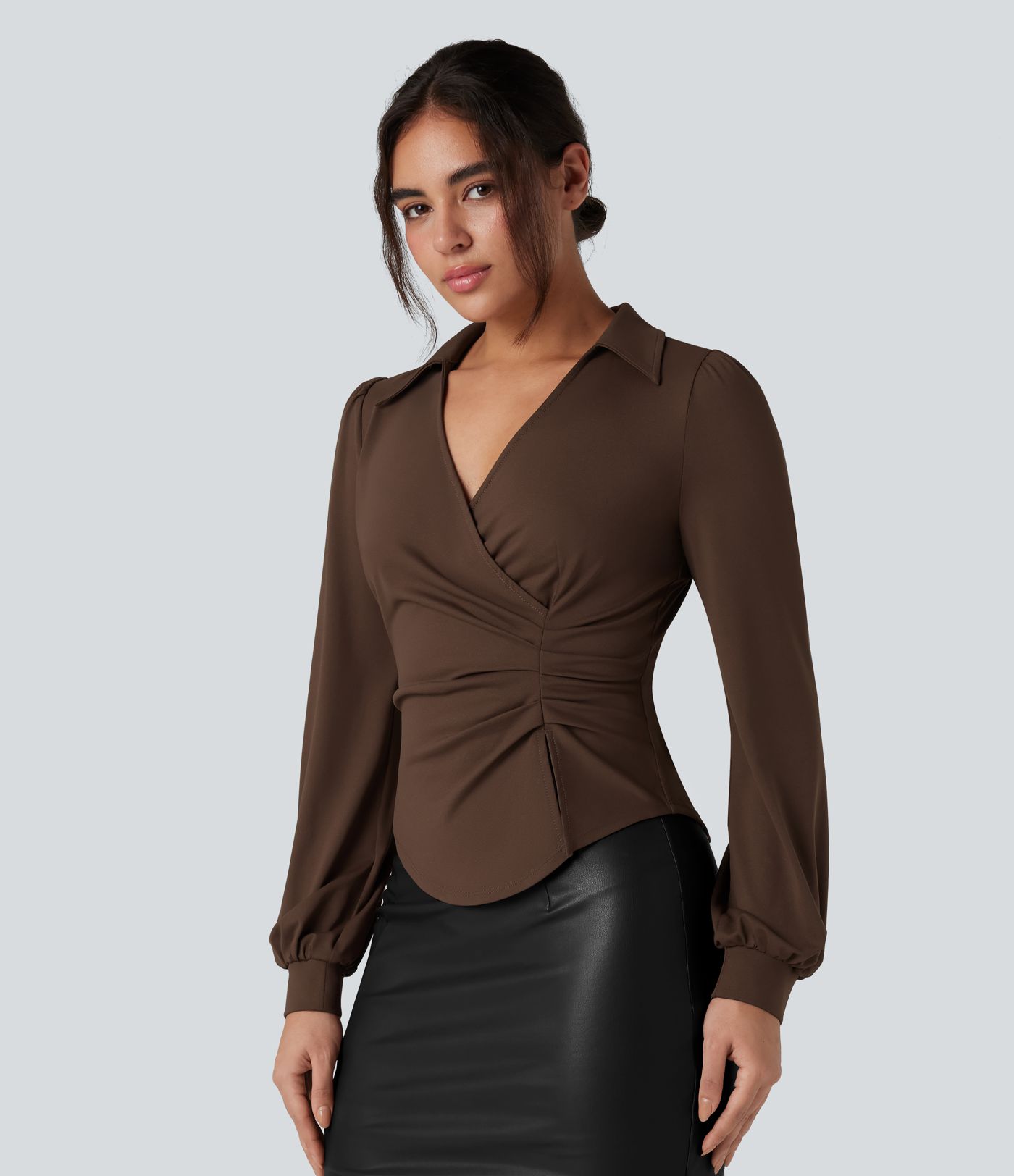 Gerafftes Arbeitshemd mit V-Ausschnitt und langen Ärmeln