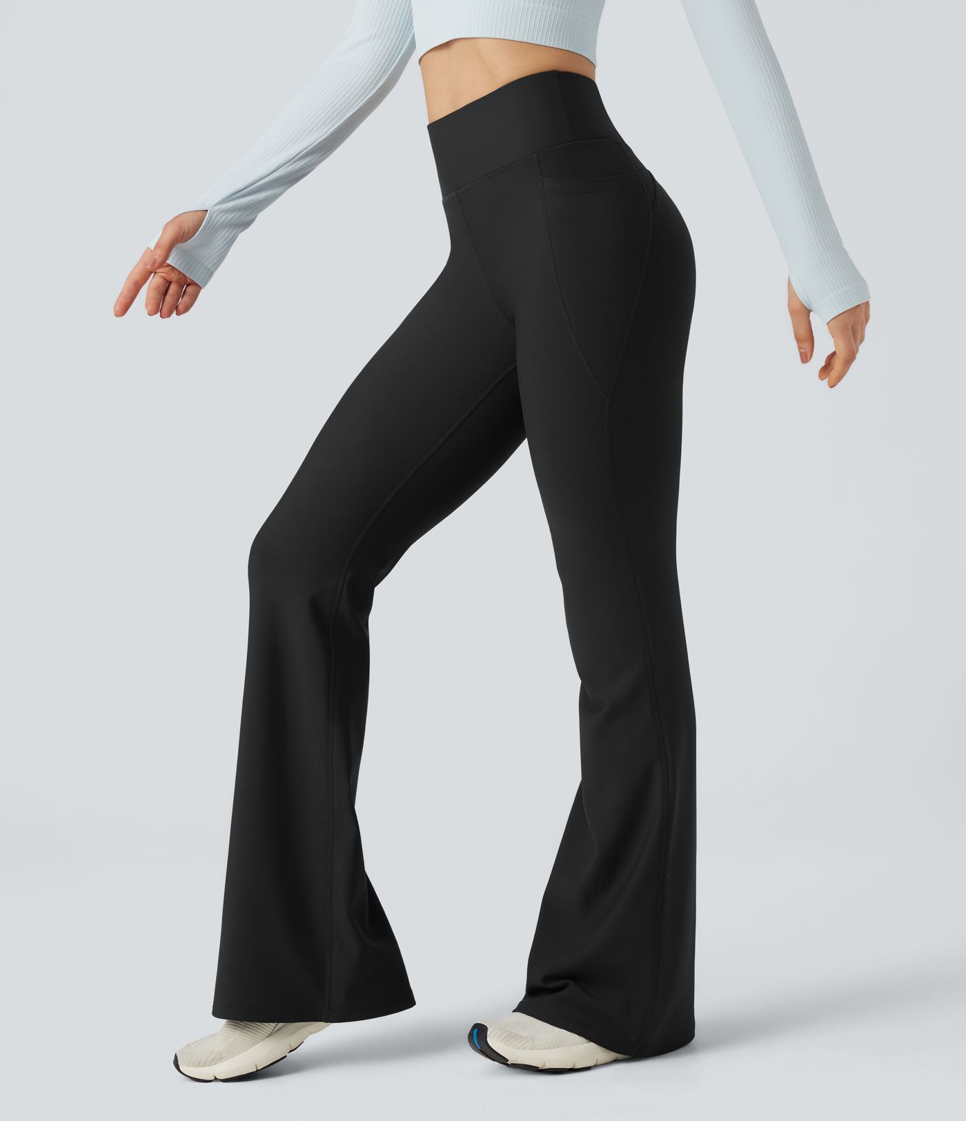 Korkeavyötäröiset, rypytetyt fleece-joogahousut leveillä lahkeilla ja taskuilla