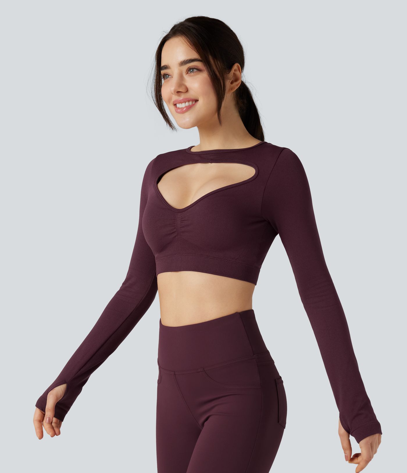 Top corto deportivo para yoga sin costuras, de manga larga, con cut-out fluido y agujero para el pulgar.