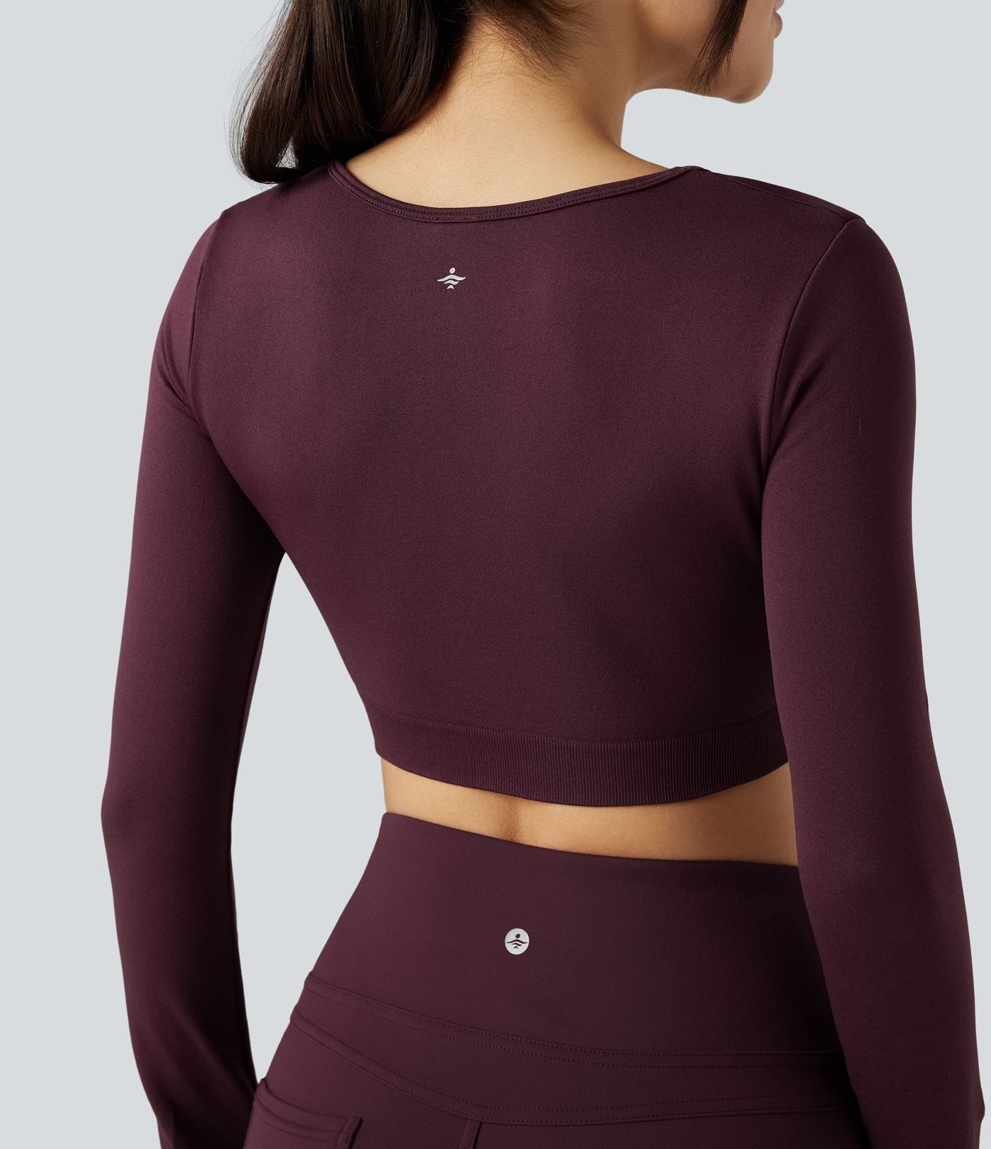 Top corto deportivo para yoga sin costuras, de manga larga, con cut-out fluido y agujero para el pulgar.