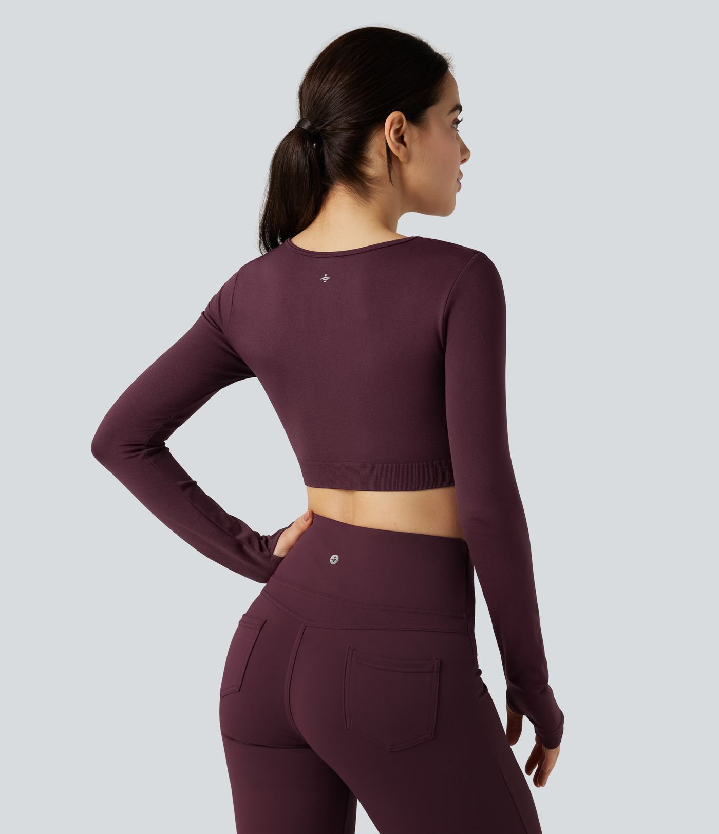 Top corto deportivo para yoga sin costuras, de manga larga, con cut-out fluido y agujero para el pulgar.