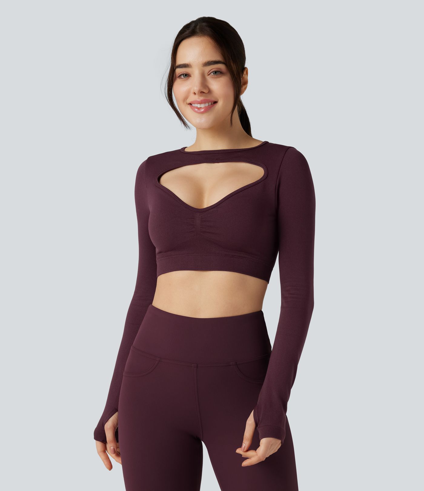 Top corto deportivo para yoga sin costuras, de manga larga, con cut-out fluido y agujero para el pulgar.