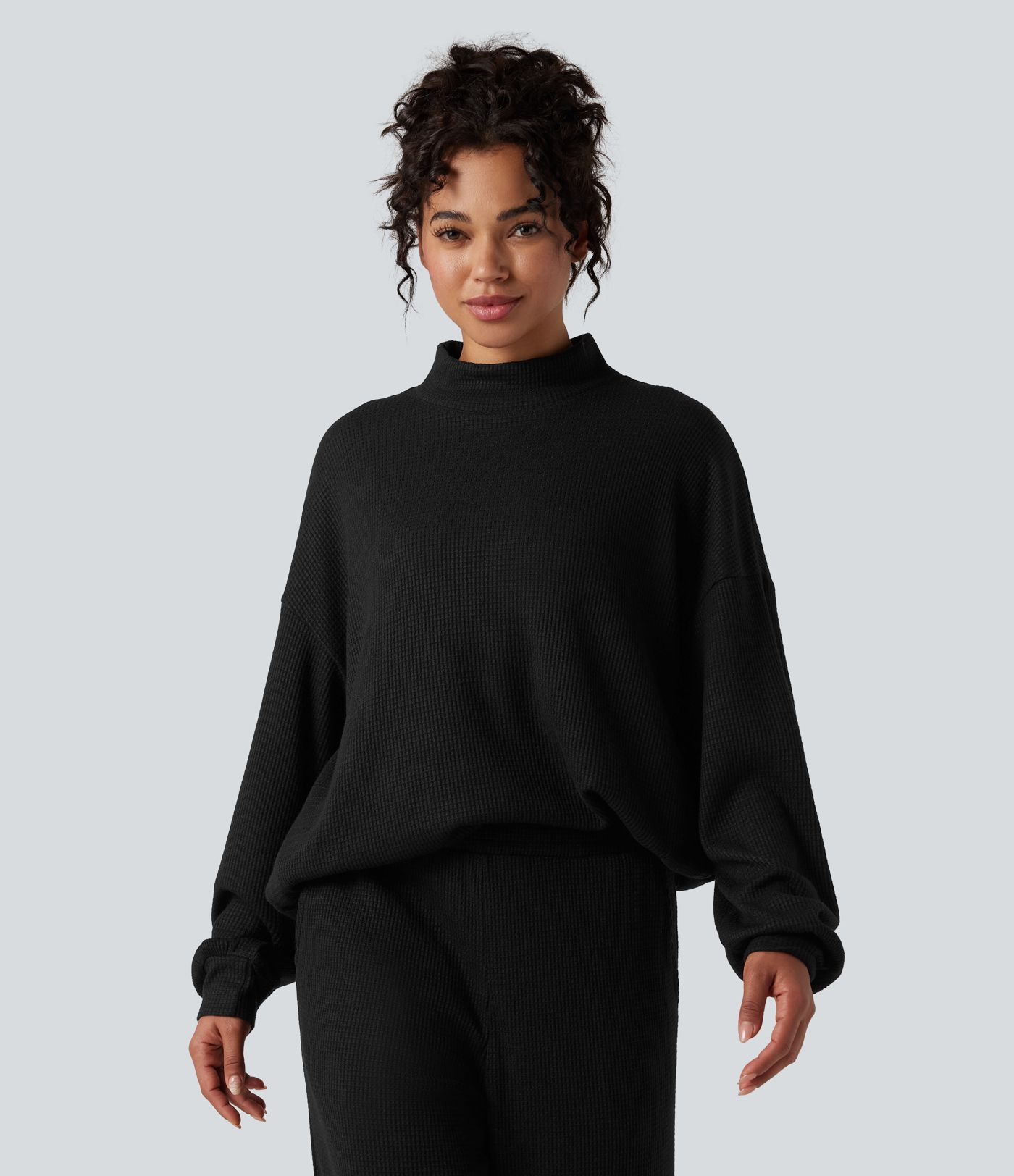 Sweatshirt mit Stehkragen (Mock Neck), langen Ärmeln, lockerem Schnitt, Waffelstruktur und Taschen