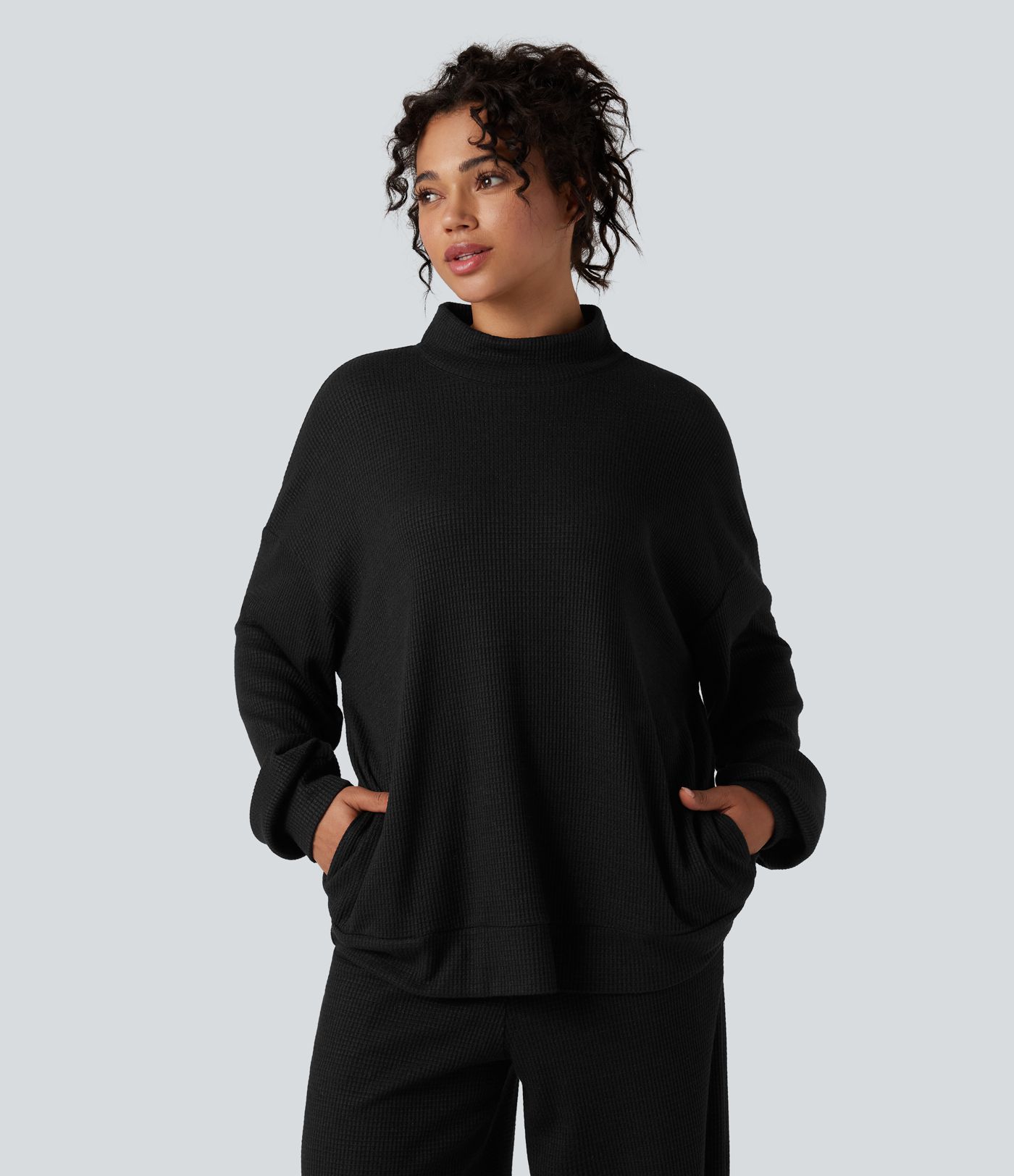 Sweatshirt mit Stehkragen (Mock Neck), langen Ärmeln, lockerem Schnitt, Waffelstruktur und Taschen