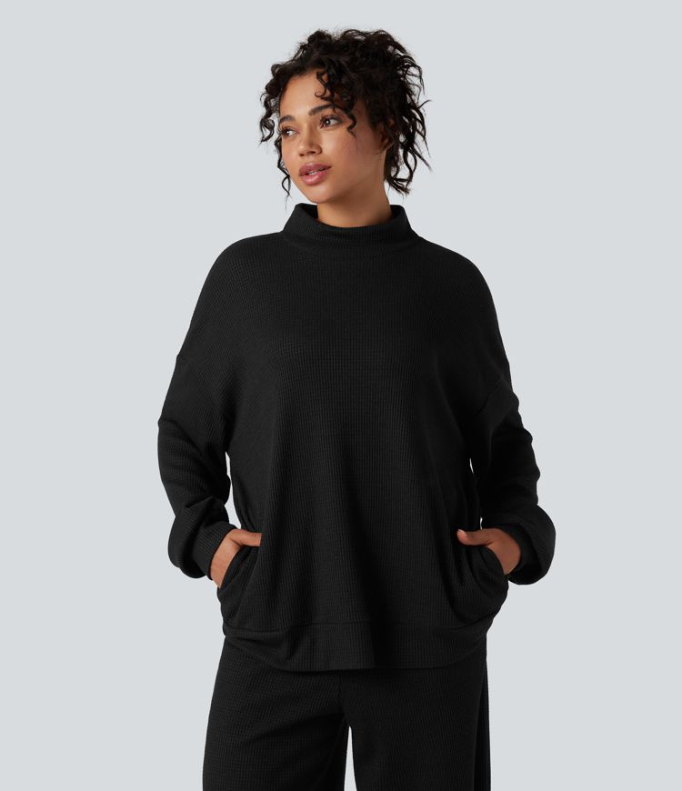 Sweatshirt mit Stehkragen (Mock Neck), langen Ärmeln, lockerem Schnitt, Waffelstruktur und Taschen