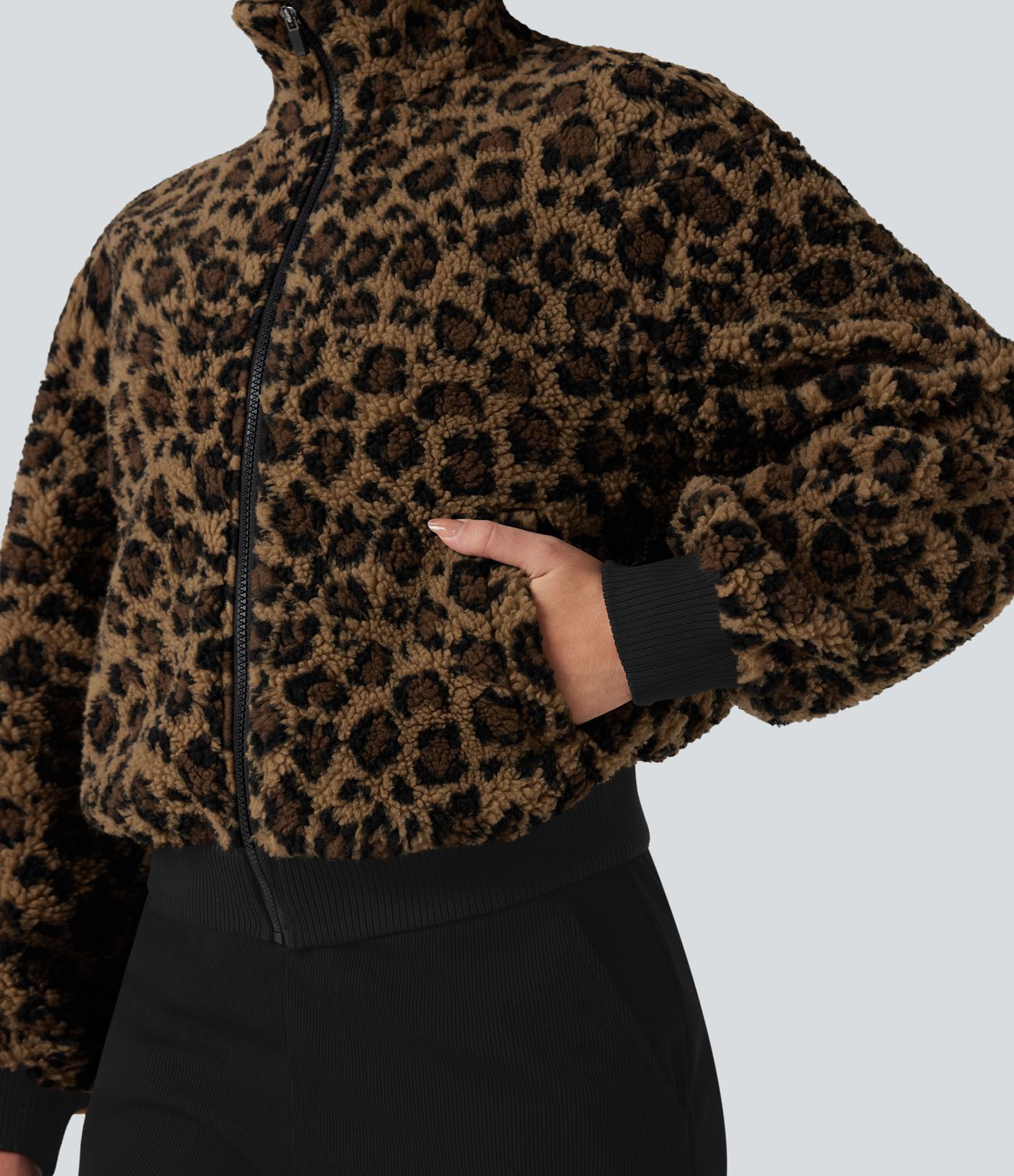 Voľnočasová sherpa bunda s vysokým stojacím golierom, kontrastným rebrovaním, zapínaním na zips a vreckami