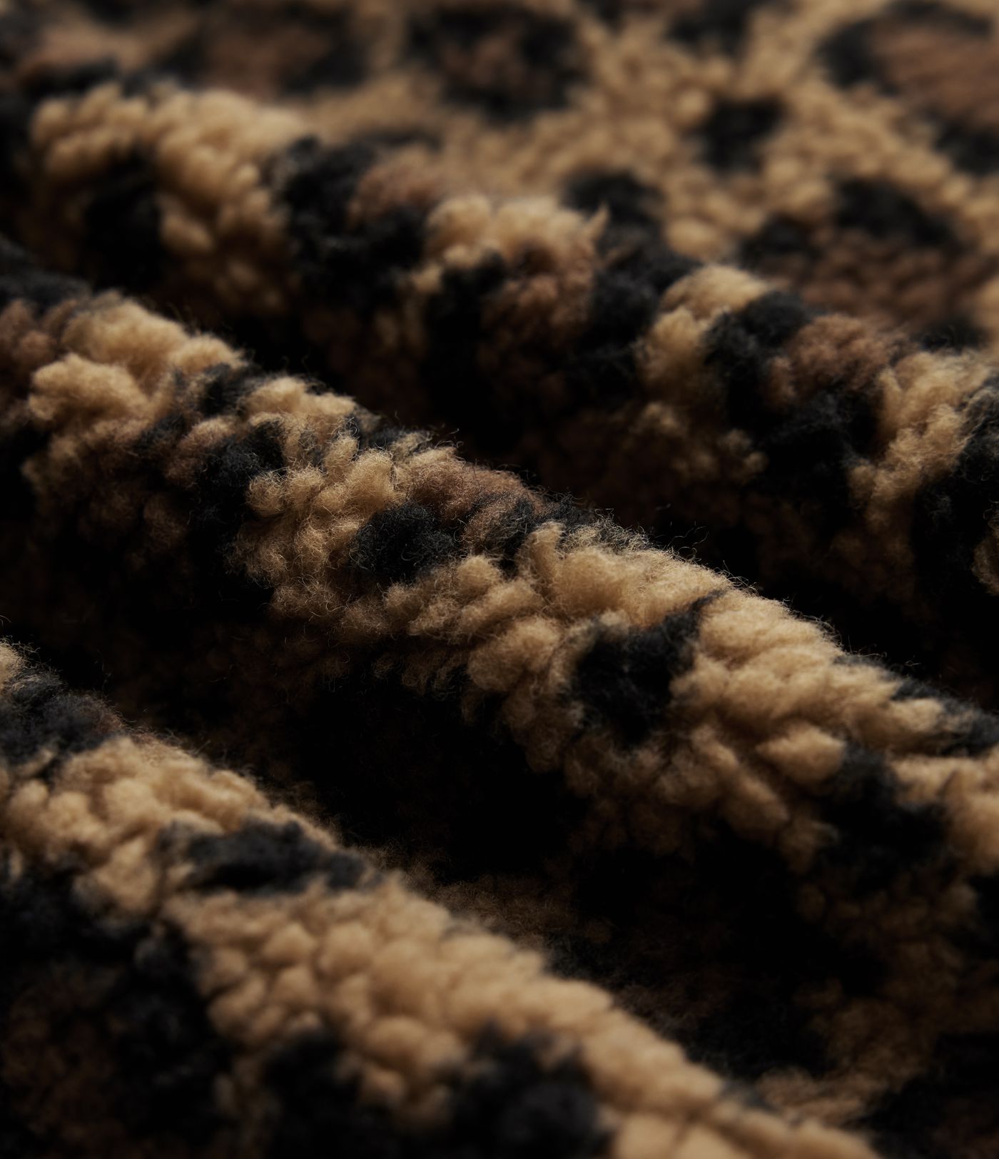 Voľnočasová sherpa bunda s vysokým stojacím golierom, kontrastným rebrovaním, zapínaním na zips a vreckami