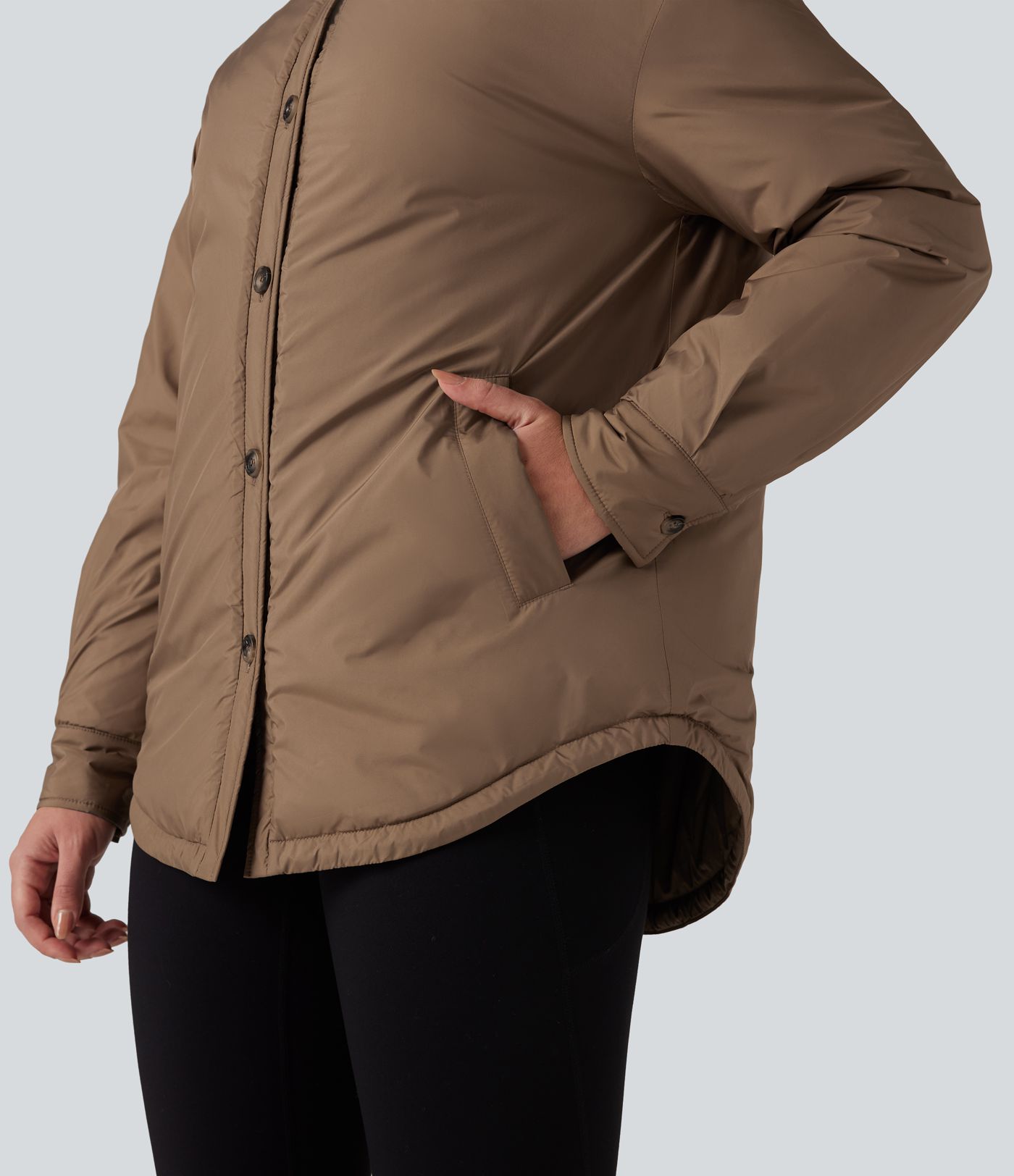 Lässige, wattierte Jacke mit Kragen, Seitentasche und abgerundetem Saum