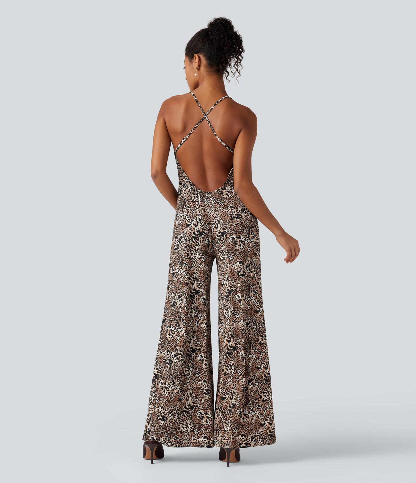 Celkový outfit s leopardím vzorem, bez zad a s překříženými ramínky