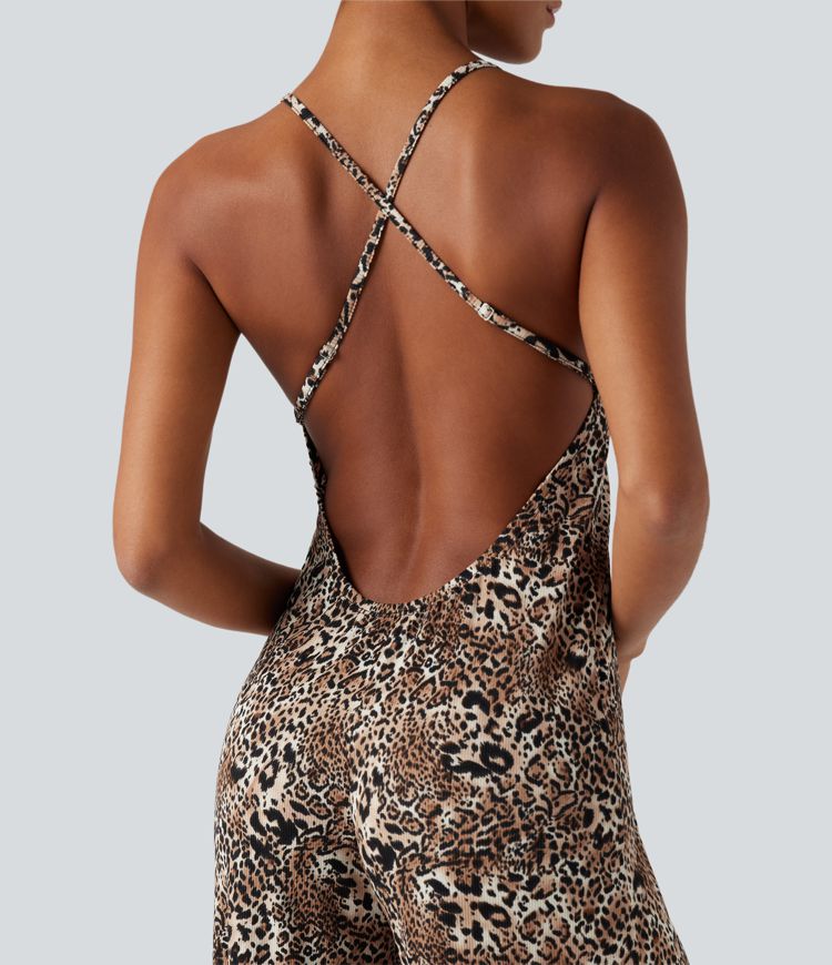 Celkový outfit s leopardím vzorem, bez zad a s překříženými ramínky