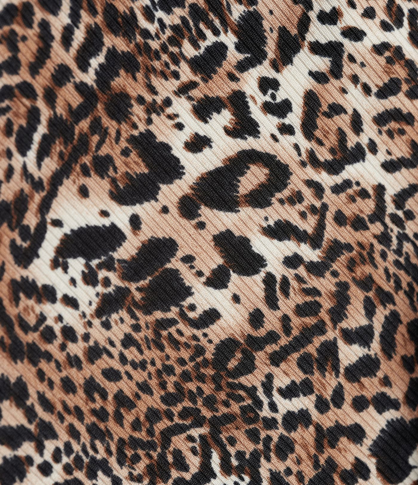 Celkový outfit s leopardím vzorem, bez zad a s překříženými ramínky