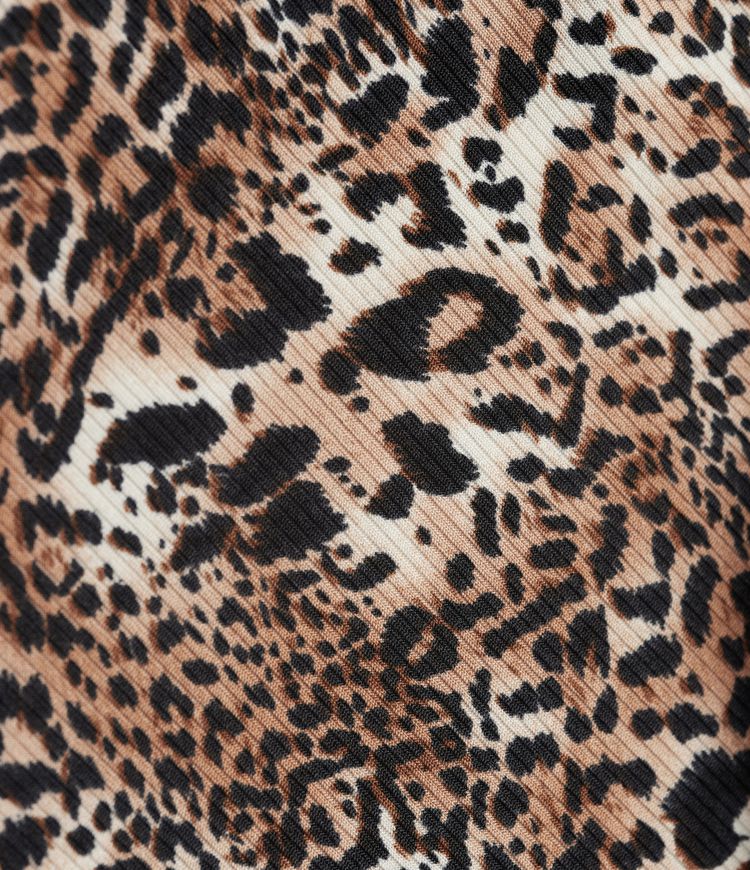 Celkový outfit s leopardím vzorem, bez zad a s překříženými ramínky