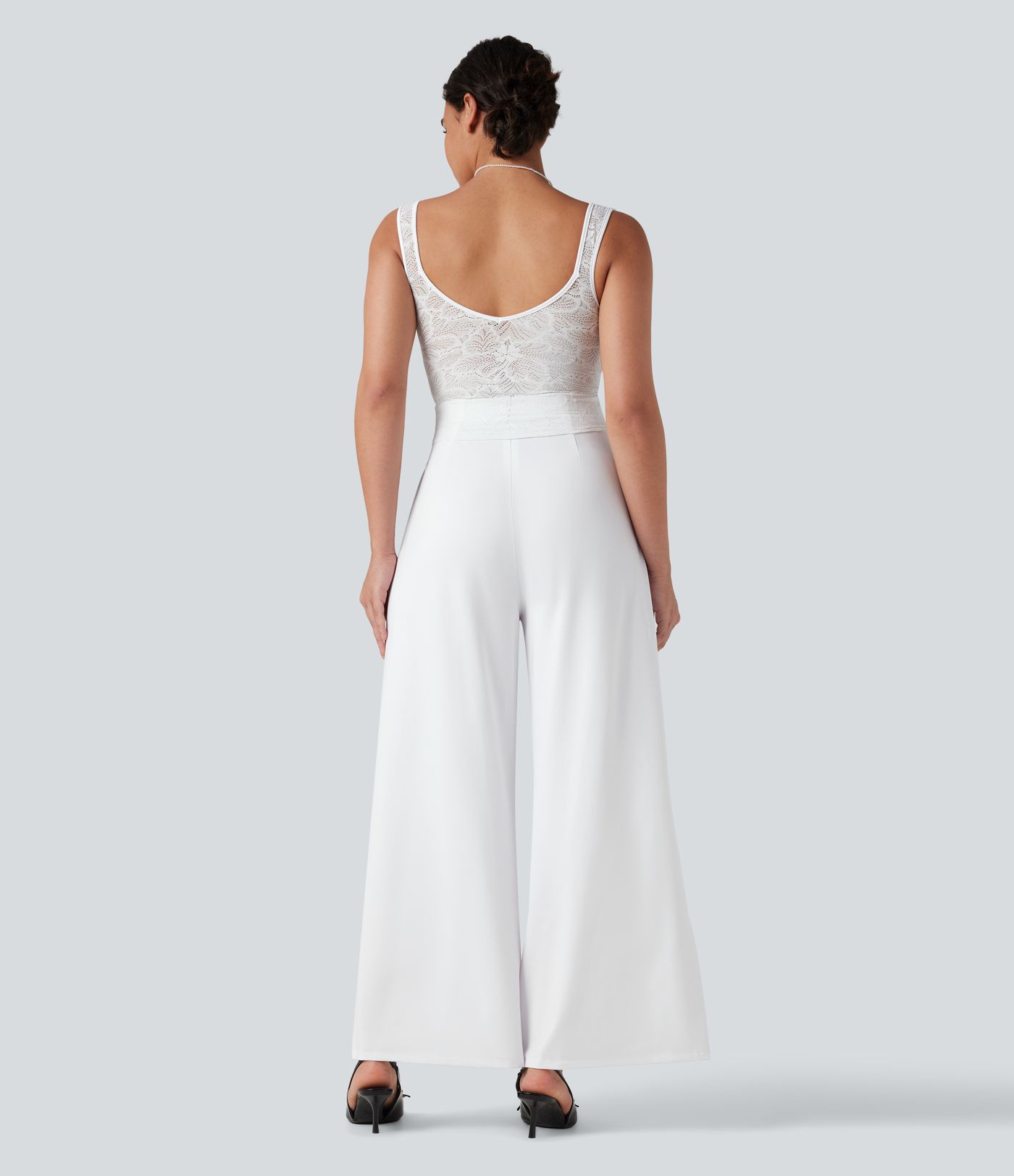 Ärmelloser Jumpsuit aus kontrastierender Spitze mit Seitentaschen für Brautjungfern und Hochzeitsgäste - Easy Peezy