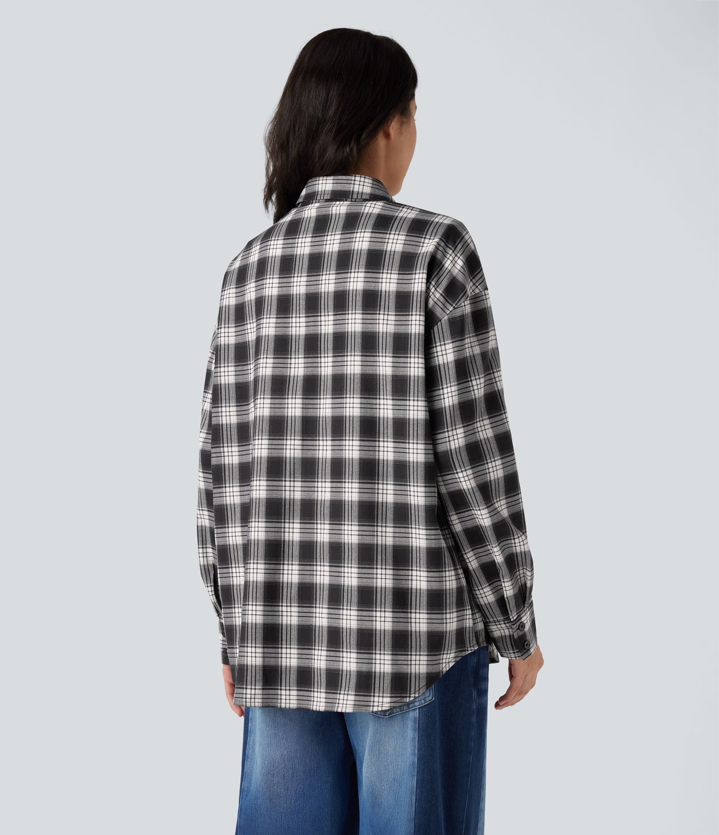 Camisa casual de cuadros con bolsillo.