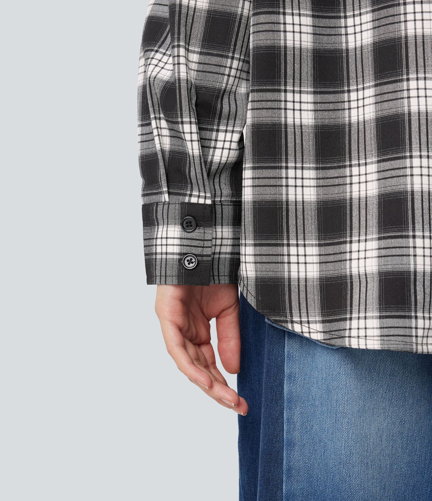 Camisa casual de cuadros con bolsillo.