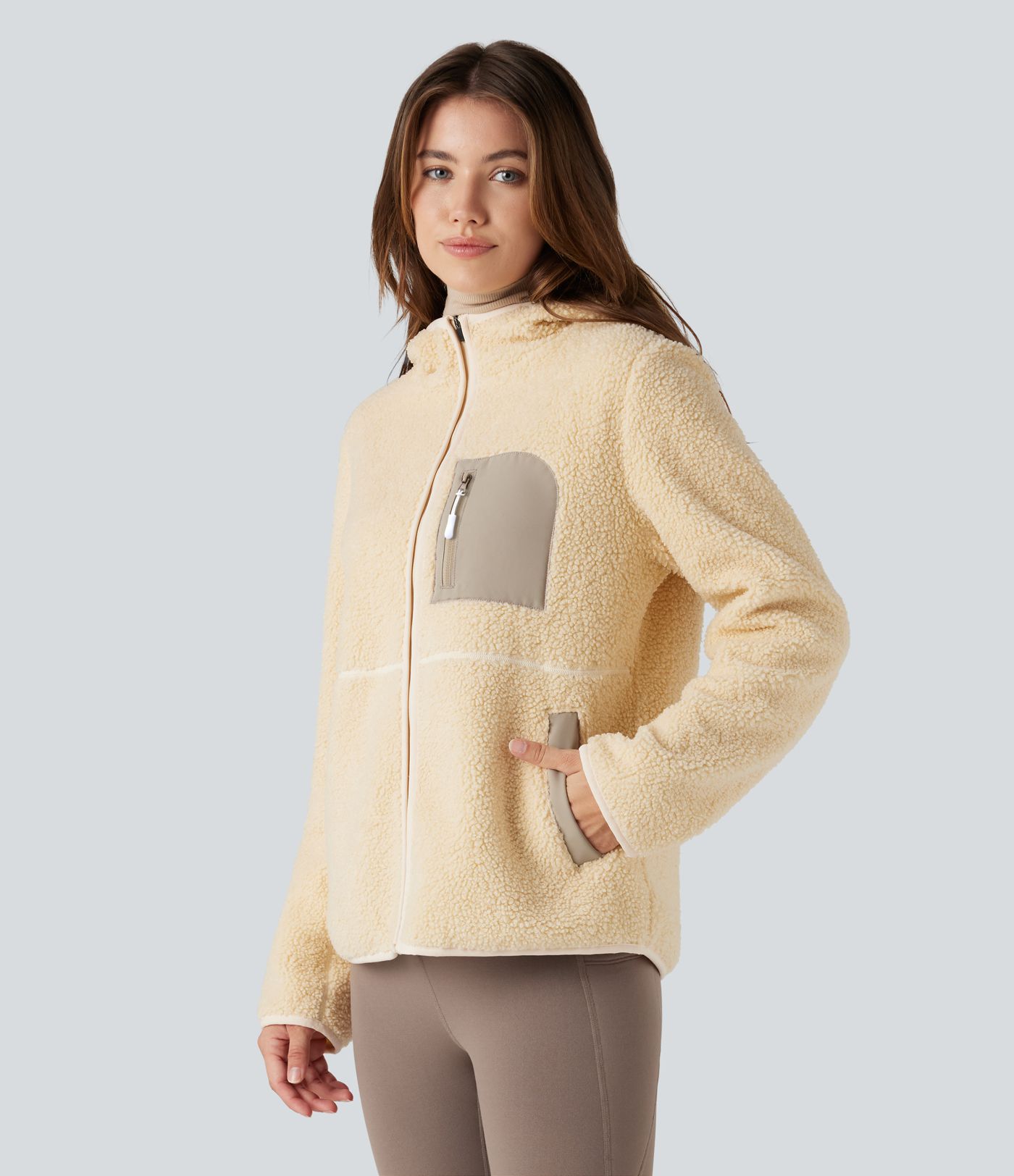 Sherpa-Wanderjacke mit Kapuze, mehreren Taschen und langen Ärmeln