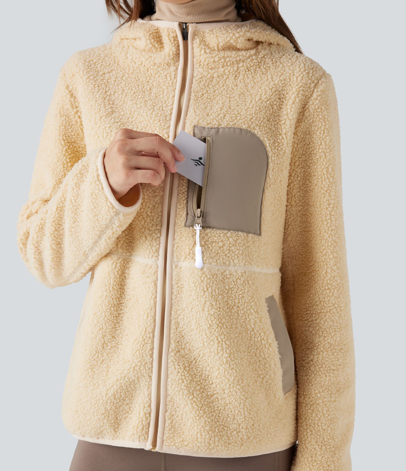 Sherpa-Wanderjacke mit Kapuze, mehreren Taschen und langen Ärmeln