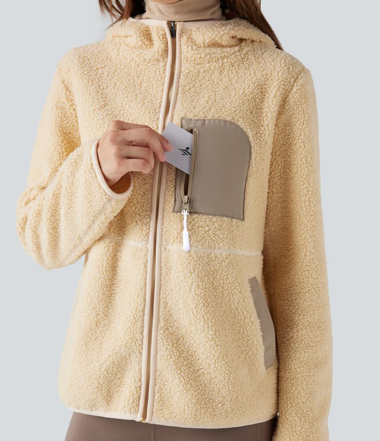 Sherpa-Wanderjacke mit Kapuze, mehreren Taschen und langen Ärmeln