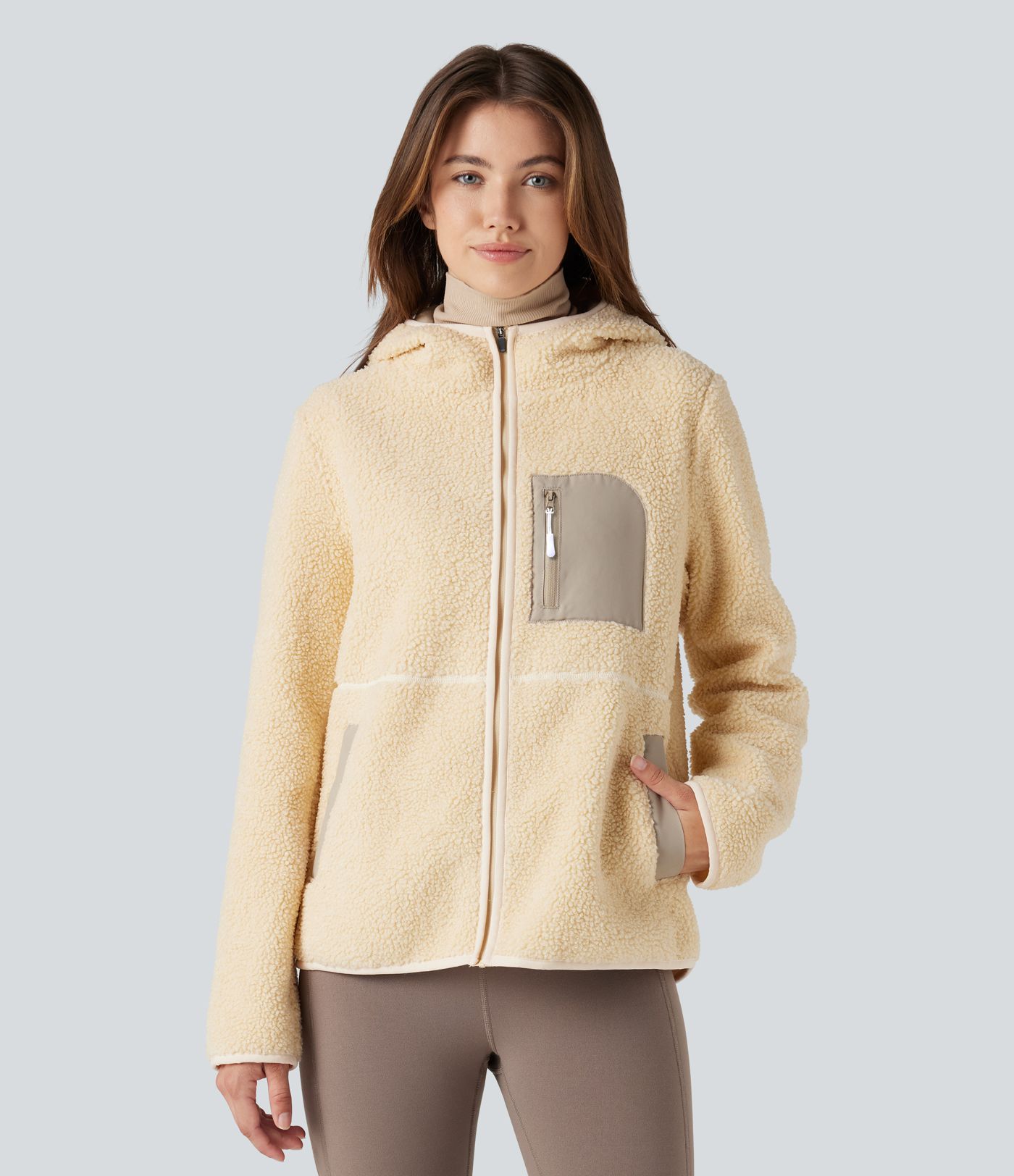 Sherpa-Wanderjacke mit Kapuze, mehreren Taschen und langen Ärmeln