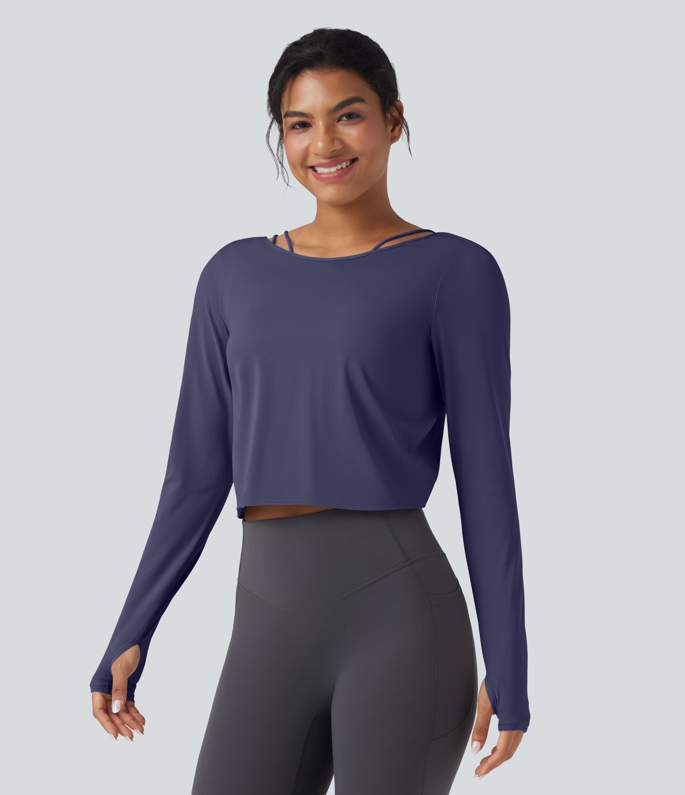 SoftlyZero™ nopeasti kuivuva 2-in-1 jooga- ja treenitoppi, avonaisella takamallilla (twist), pitkät hihat ja peukaloreiät