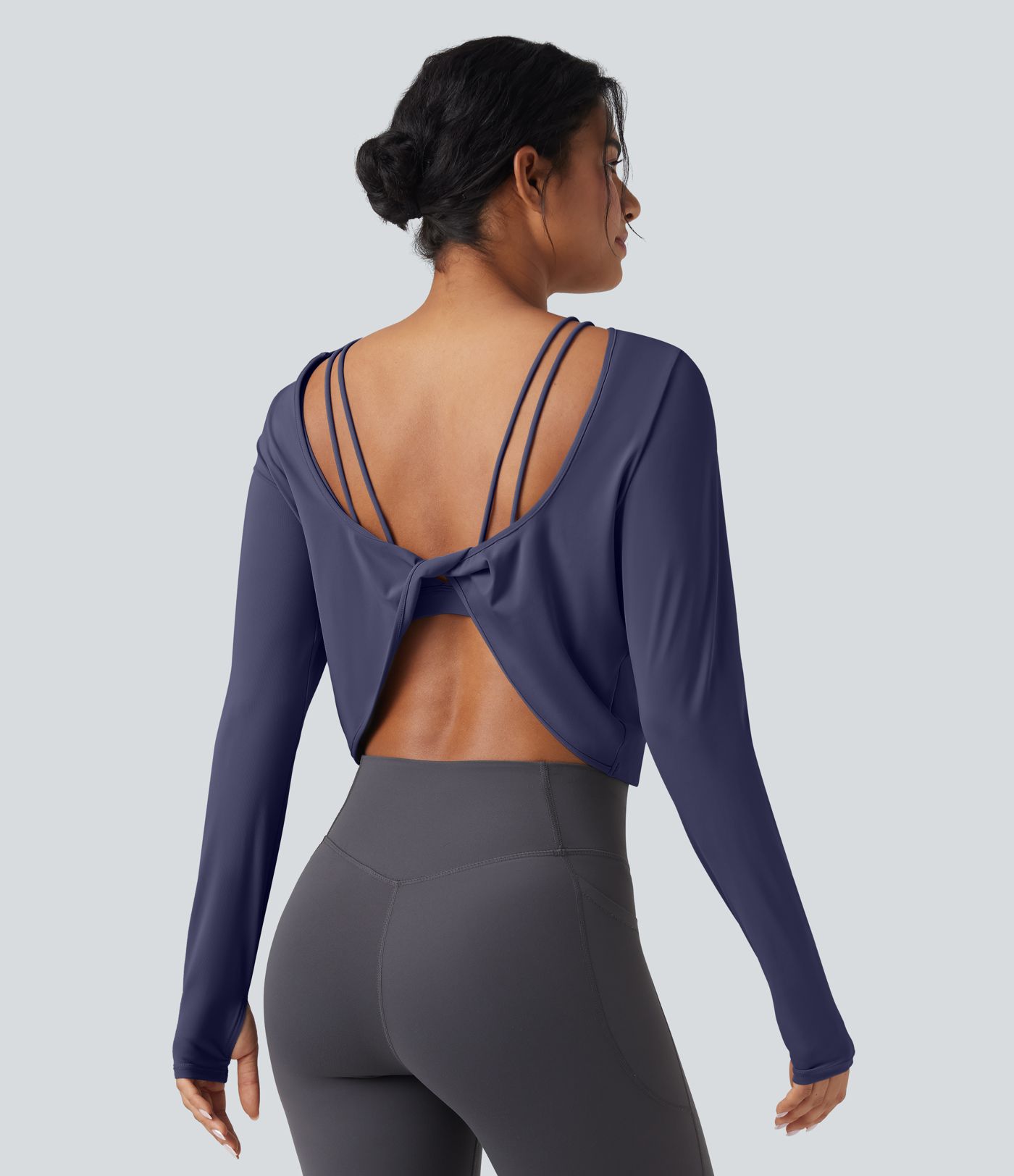 SoftlyZero™ nopeasti kuivuva 2-in-1 jooga- ja treenitoppi, avonaisella takamallilla (twist), pitkät hihat ja peukaloreiät