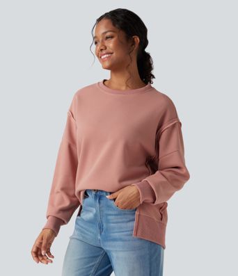 Ikdienas džemperis ar apaļu izgriezumu, garām piedurknēm, vafeļu tekstūru un šķēlumu apakšmalā