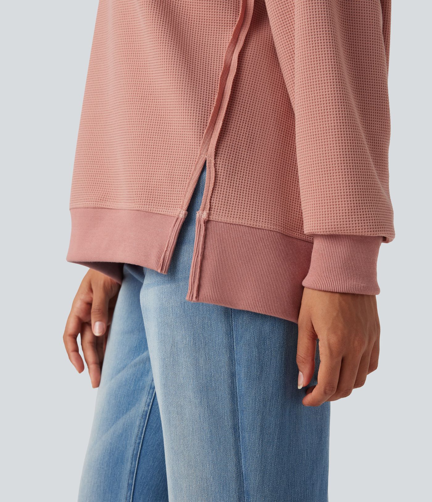 Ikdienas džemperis ar apaļu izgriezumu, garām piedurknēm, vafeļu tekstūru un šķēlumu apakšmalā