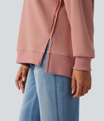 Ikdienas džemperis ar apaļu izgriezumu, garām piedurknēm, vafeļu tekstūru un šķēlumu apakšmalā