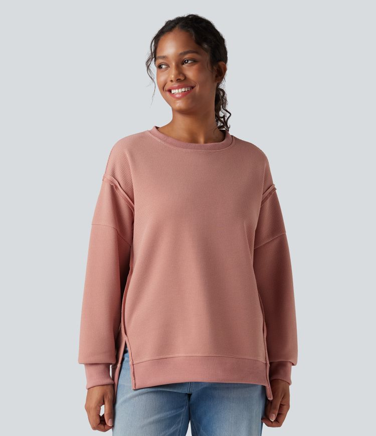 Ikdienas džemperis ar apaļu izgriezumu, garām piedurknēm, vafeļu tekstūru un šķēlumu apakšmalā