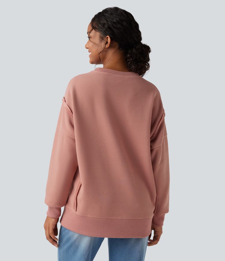 Ikdienas džemperis ar apaļu izgriezumu, garām piedurknēm, vafeļu tekstūru un šķēlumu apakšmalā