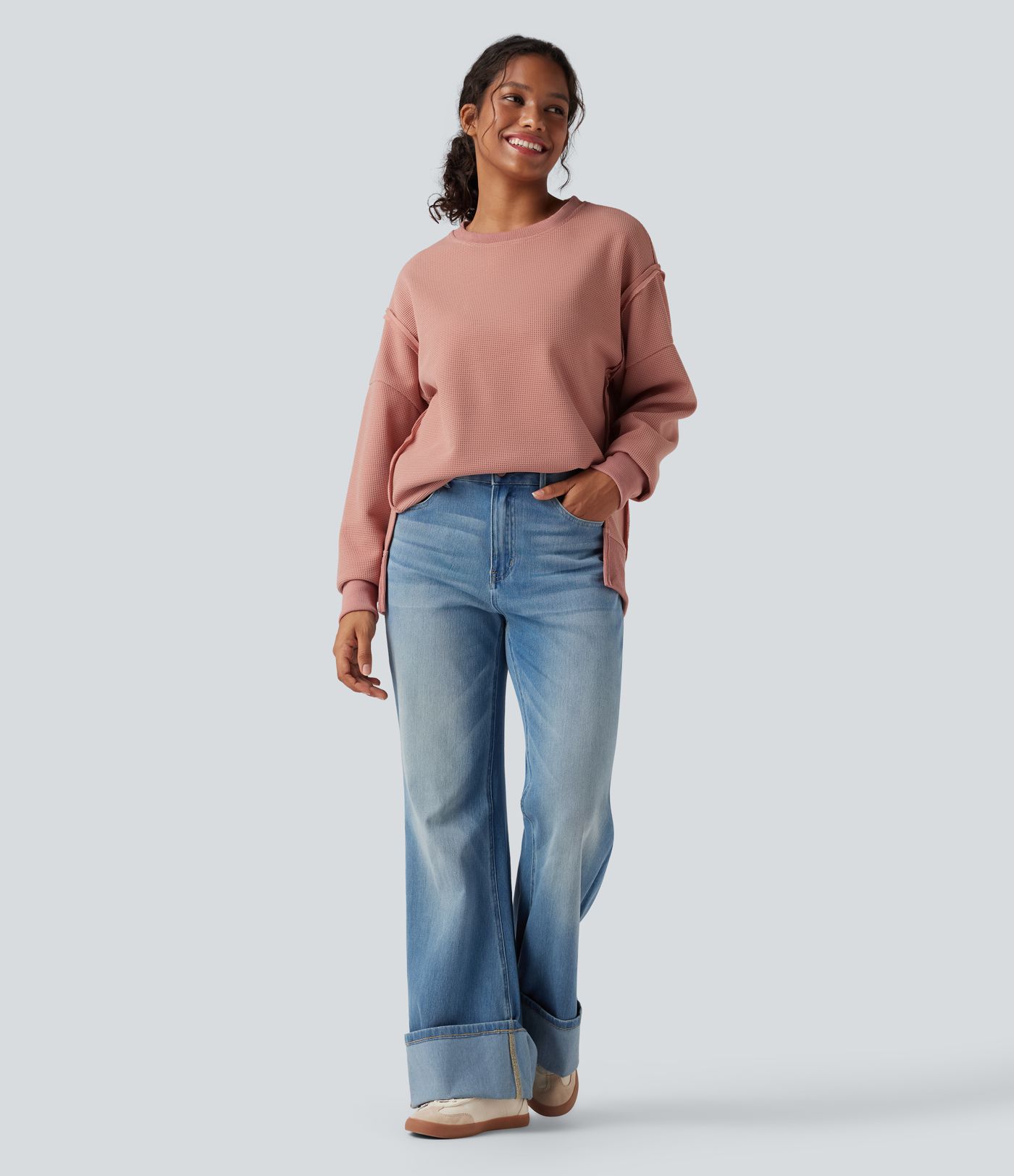 Ikdienas džemperis ar apaļu izgriezumu, garām piedurknēm, vafeļu tekstūru un šķēlumu apakšmalā