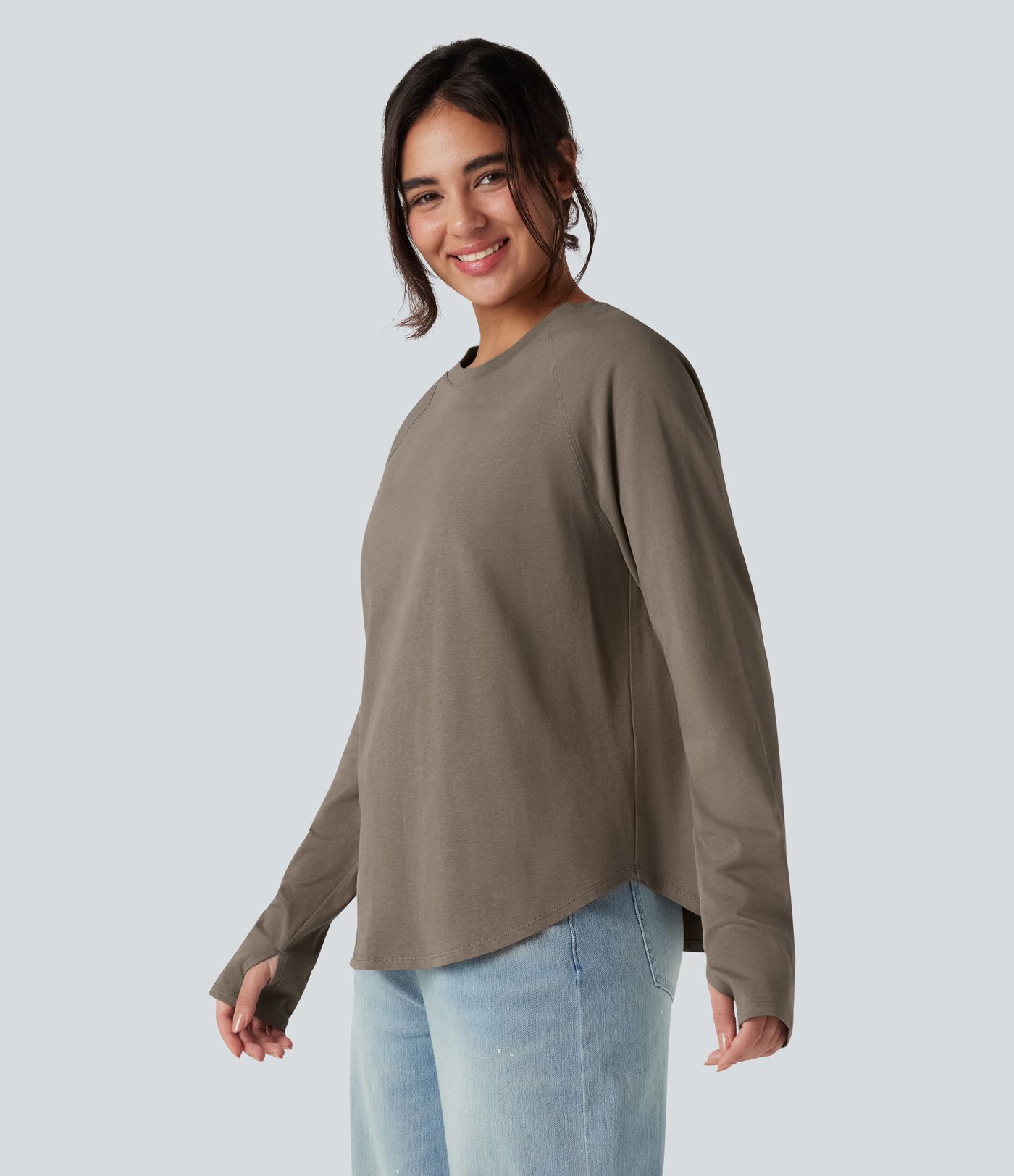 T-shirt décontracté en coton à col rond, manches longues raglan avec passants pouces et ourlet arrondi, coupe ample