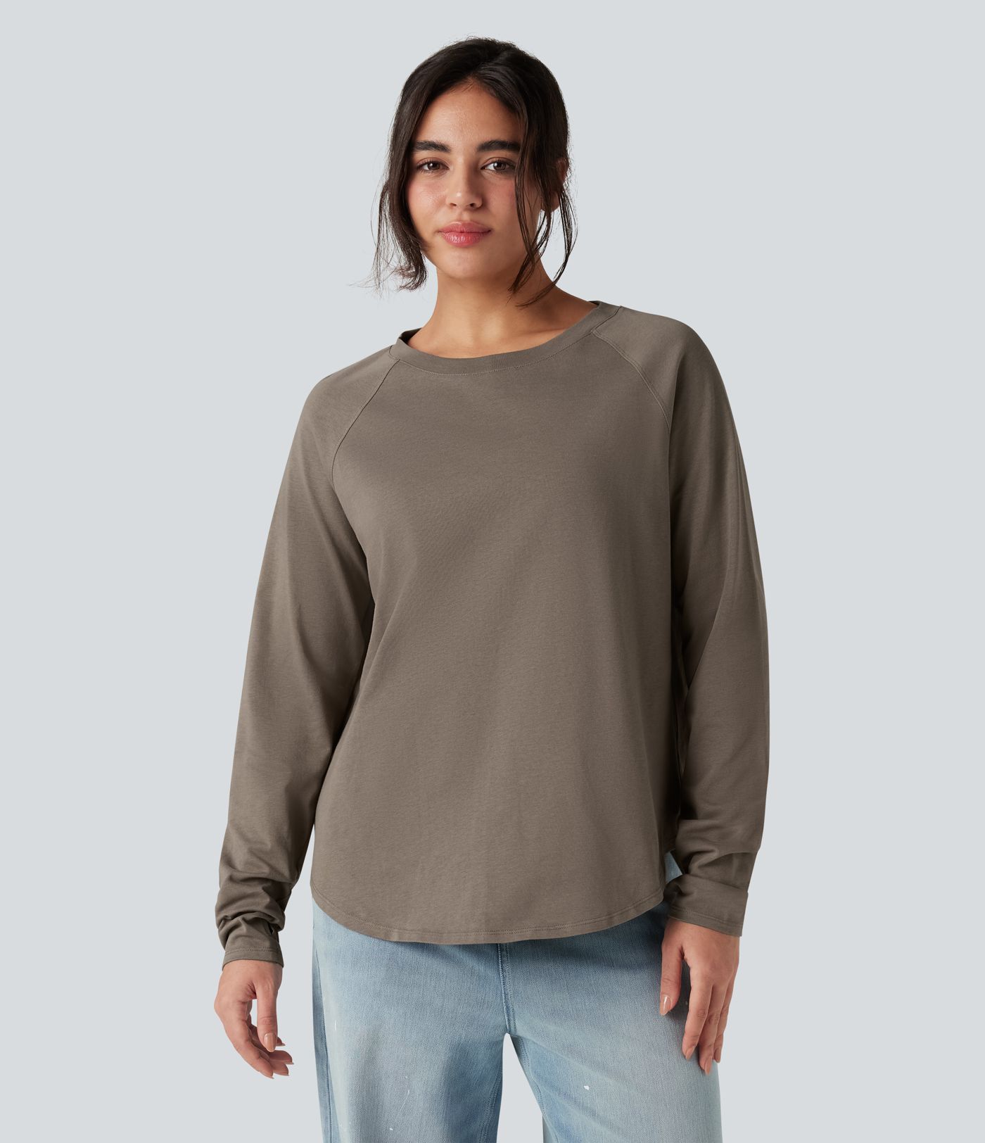 T-shirt décontracté en coton à col rond, manches longues raglan avec passants pouces et ourlet arrondi, coupe ample