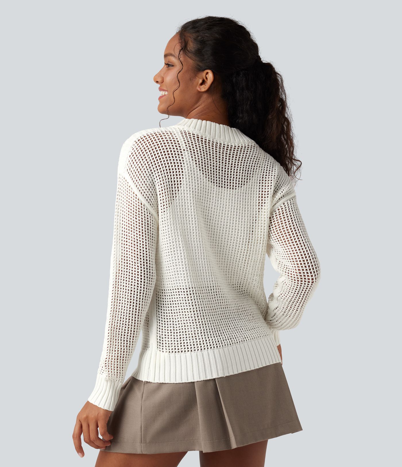 Pull décontracté à col rond avec demi-zip, manches longues et découpes.