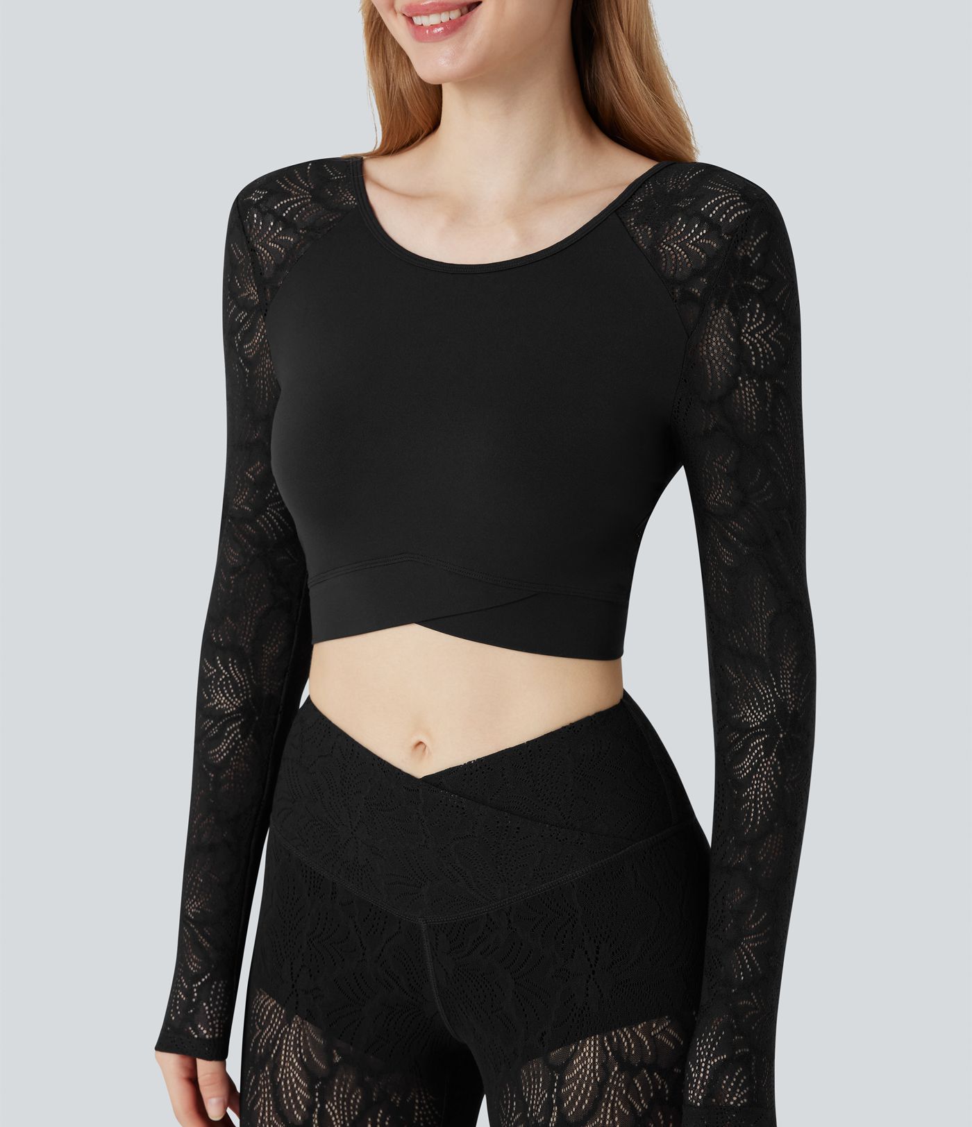 SoftlyZero™ top deportivo corto para yoga de manga larga con encaje en contraste y bajo cruzado - UPF50+