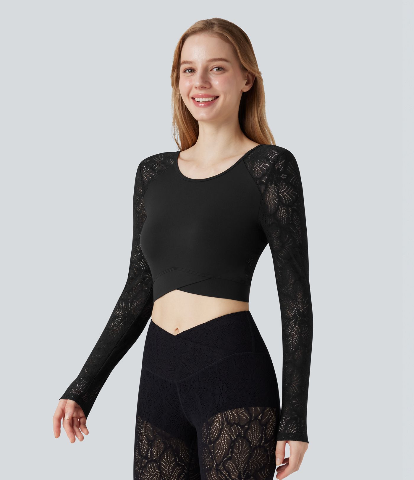 SoftlyZero™ top deportivo corto para yoga de manga larga con encaje en contraste y bajo cruzado - UPF50+