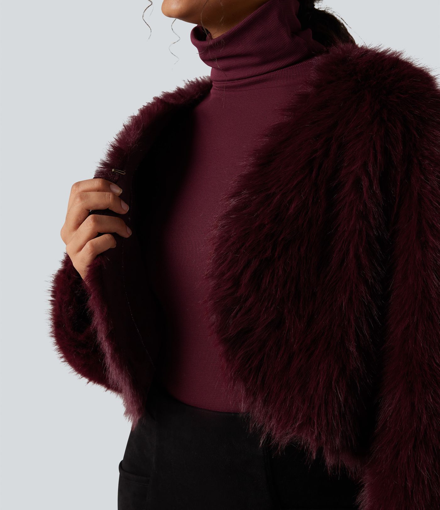 Manteau cape fausse fourrure col V manches longues