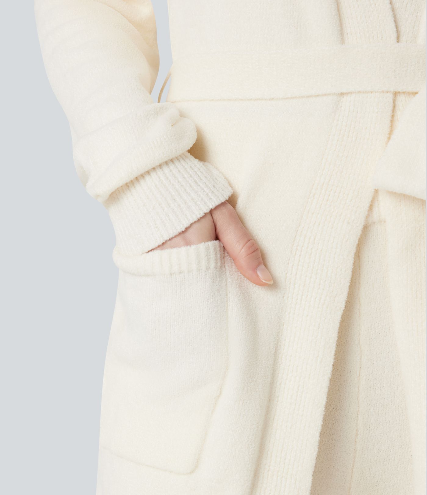 Langer Lounge-Strickpullover mit Seitentaschen, langen Ärmeln und Gürtel - vorne offen