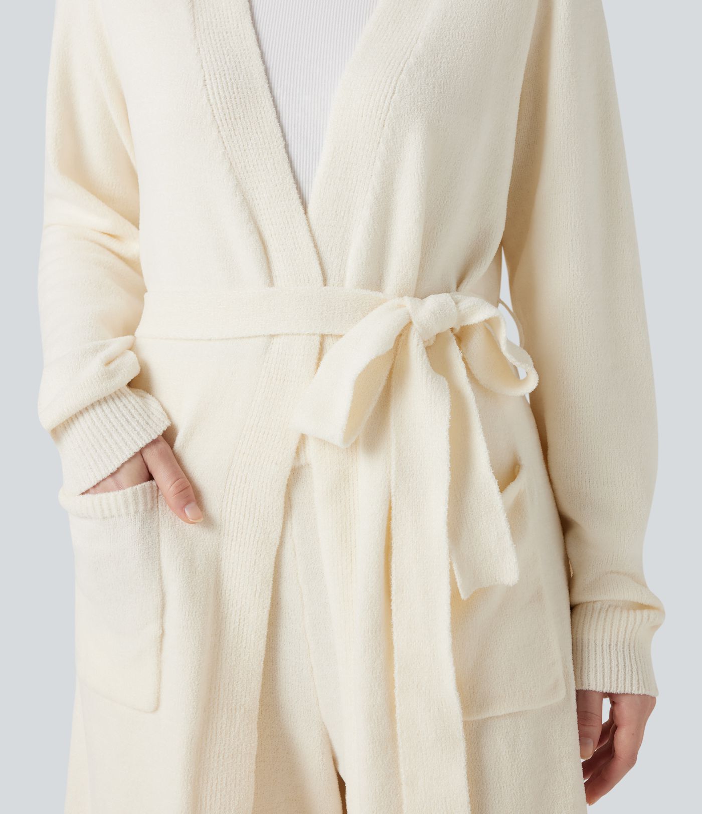 Langer Lounge-Strickpullover mit Seitentaschen, langen Ärmeln und Gürtel - vorne offen