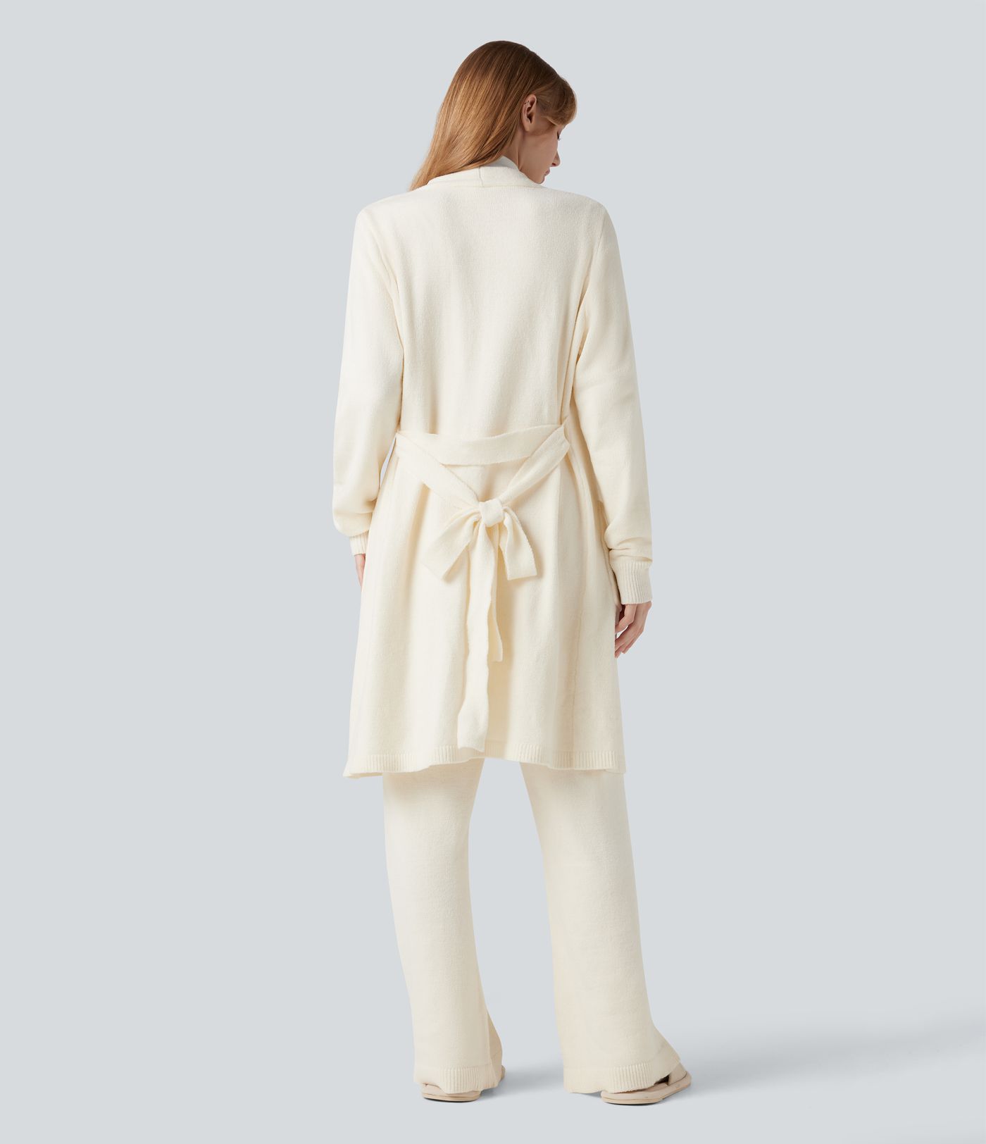 Langer Lounge-Strickpullover mit Seitentaschen, langen Ärmeln und Gürtel - vorne offen